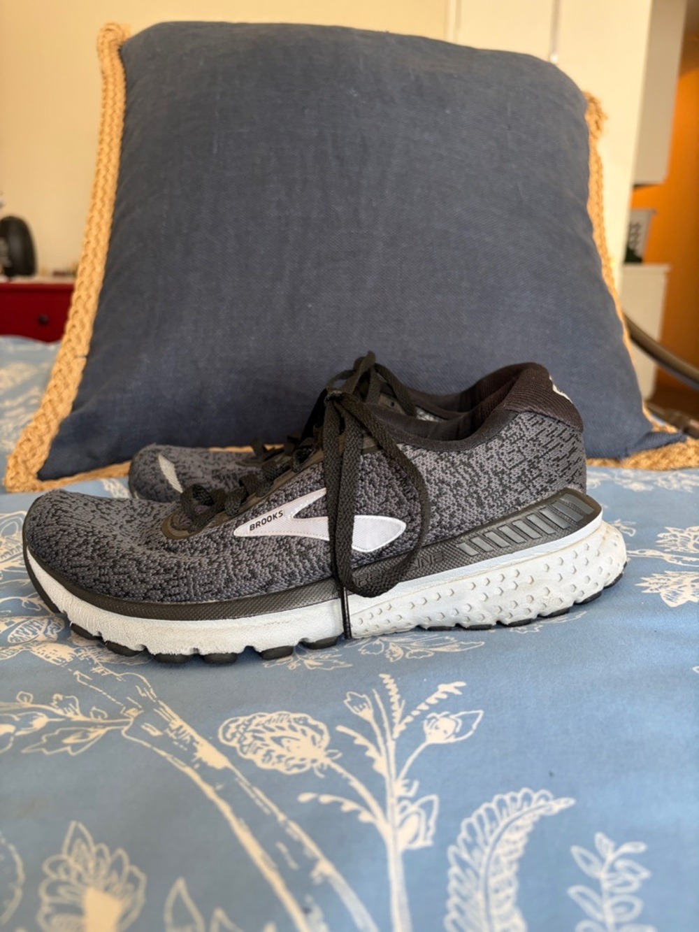 Brooks Gray/White Knit Adrenaline 20 Running Shoes. Size 7. In great condition.